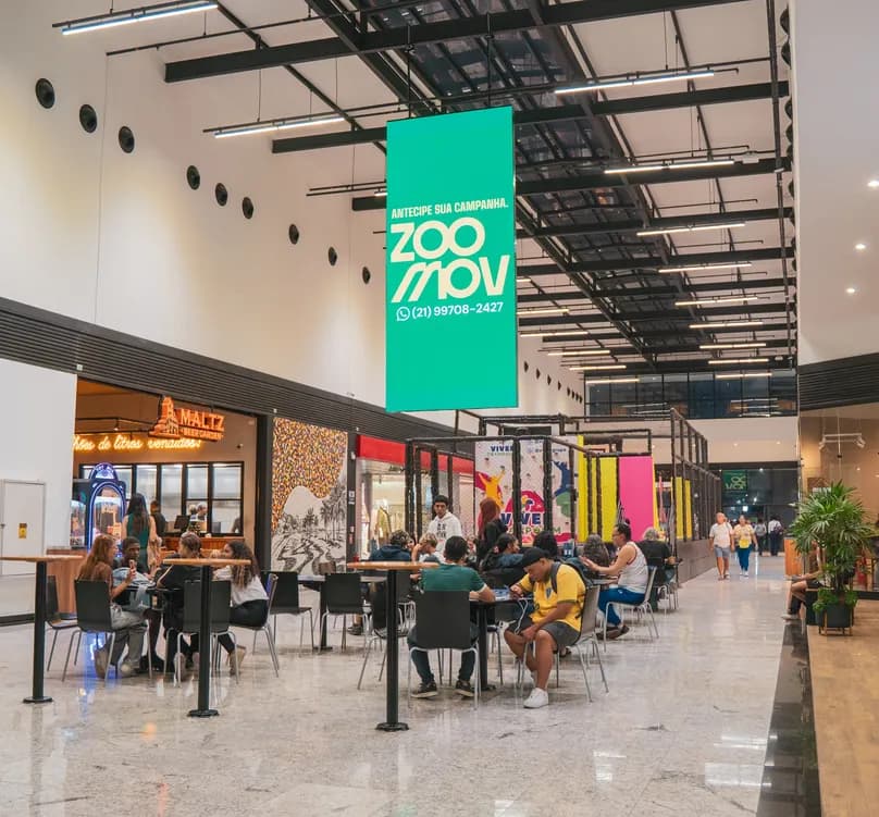 Empena Digital Zoomov em praça de alimentação de shopping no Rio de Janeiro