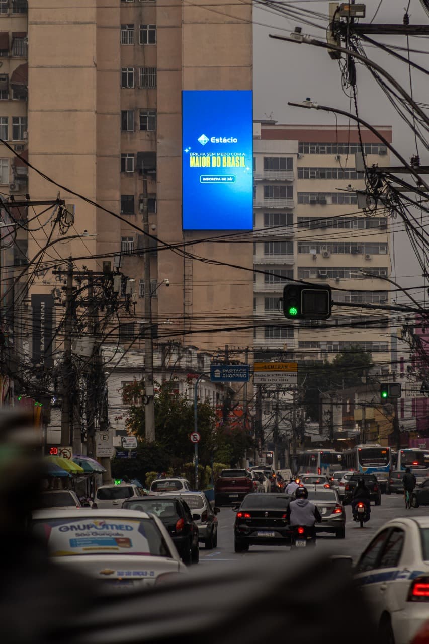 Localizado no centro da cidade, no coração do famoso Rodo de São Gonçalo